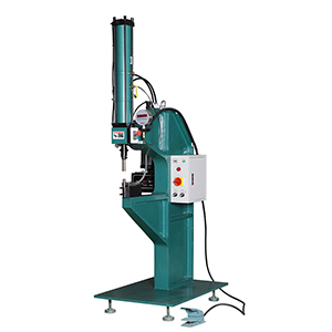 Automatic feeding riveting machine